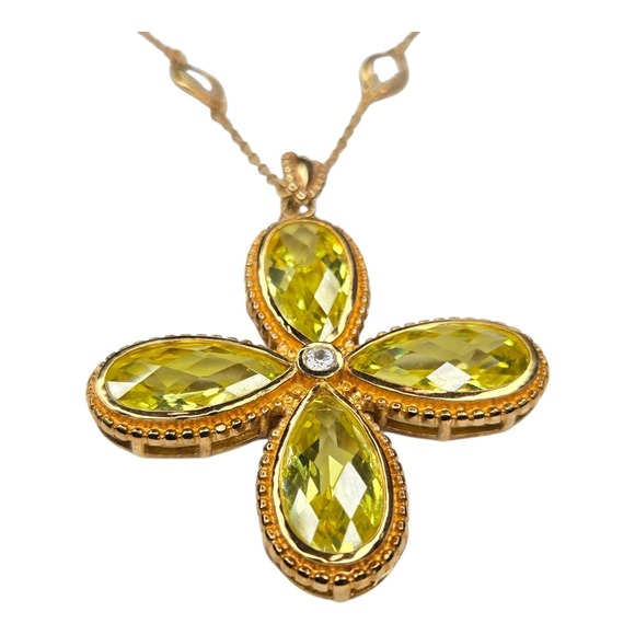 Vintage Jewelry - Gold Tone Green Faceted Glass Quatrefoil Pendant Necklace 18in Statement Jewelry